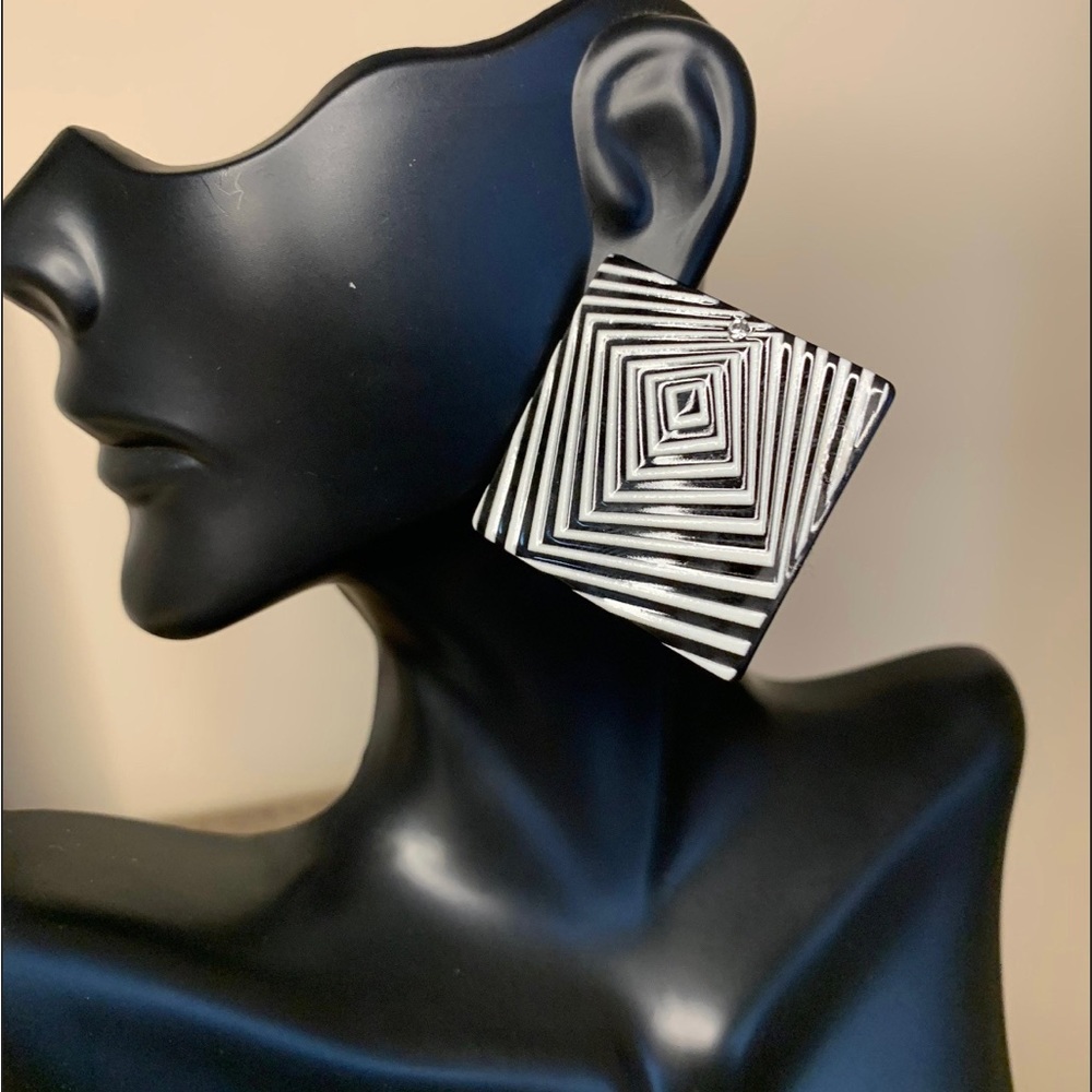 STUD EARRINGS